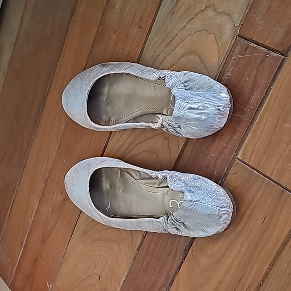 BCBG flats size 6 silvery and shiny ✨️ - Picture 4 of 6
